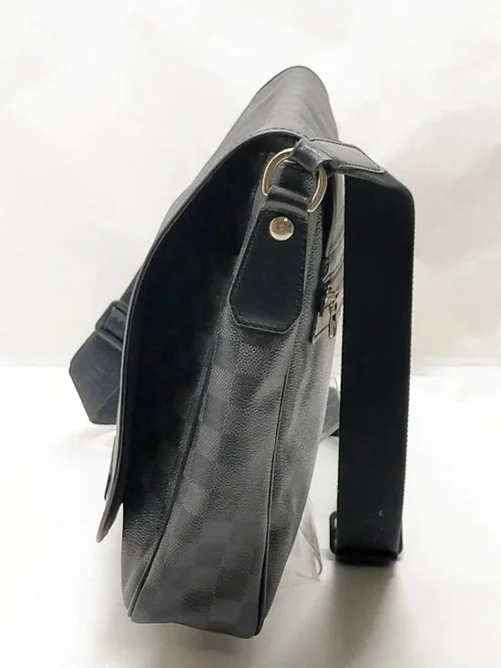 Authentic Louis Vuitton Daniel MM Damier Graphite Crossbody Bag - Picture 5 of 16